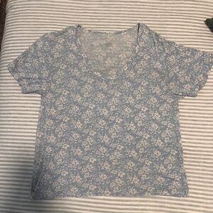 American Eagle Outfitters Blue and White Floral V-Neck Tee